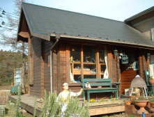 ログハウス風のお店の外観です。